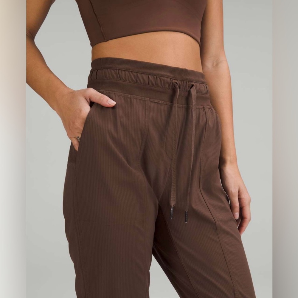 Lululemon Dance Studio Mid-Rise
Cropped Pant size 10 - Picture 5 of 10